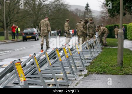 L'esercito errecting barriere alluvionali in Ilkley West Yorkshire, in preparazione all'arrivo di Storm Dennis Foto Stock