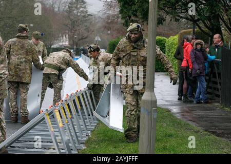 L'esercito errecting barriere alluvionali in Ilkley West Yorkshire, in preparazione all'arrivo di Storm Dennis Foto Stock