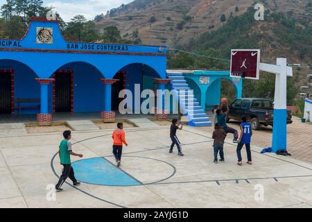 La gente del posto gioca a basket sullo zocalo (piazza principale) nel villaggio Mixtec di San Juan Contreras vicino Oaxaca, Messico. Foto Stock
