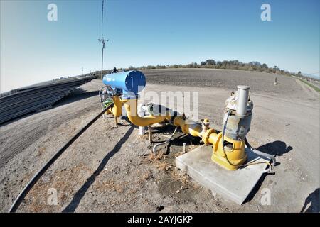 Firma sulla costruzione di dighe per l'acqua per la crescita di cibo reale per il popolo d'america, gli affari e il mondo nella Central Valley of California USA Foto Stock