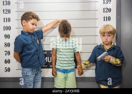 Bambini che giocano alla polizia nel parco divertimenti. Foto Stock