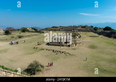 Vista della Grand Plaza dalla piattaforma sud di Monte Alban (sito patrimonio dell'umanità dell'UNESCO), che è un grande sito archeologico pre-colombiano nel Foto Stock