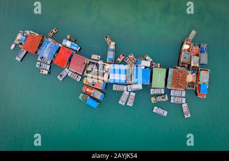 Villaggio Galleggiante - Ha Long Bay, Ha Long, Vietnam Foto Stock