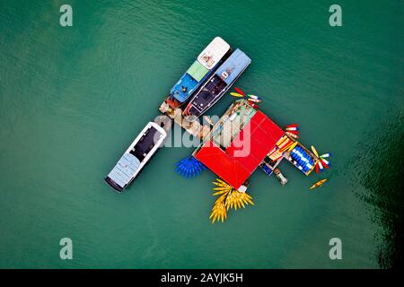 Villaggio Galleggiante - Ha Long Bay, Ha Long, Vietnam Foto Stock