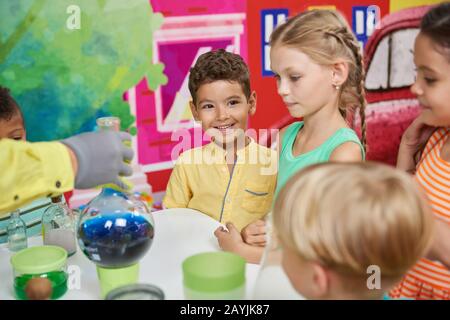 Lezioni di chimica per bambini sul parco giochi festa di compleanno. Foto Stock