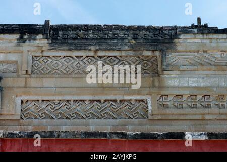 Dettagli del lavoro libero sulle pareti dell'edificio principale, chiamato il Palazzo o la Grande Sala delle colonne, al Mitla Mesoamerican archeologico Foto Stock