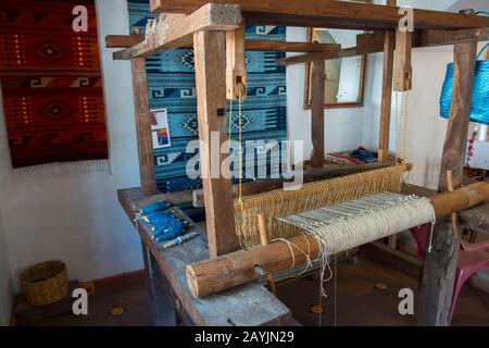 Un telaio di tessitura in una casa di tessitori a Teotitlan del Valle, una piccola città nella regione Valles Centrales vicino Oaxaca, Messico meridionale. Foto Stock