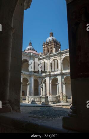 Il cortile del Museo Delle Culture di Oaxaca, che si trova in un ex monastero vicino alla Chiesa di Santo Domingo de Guzman nella città di Foto Stock