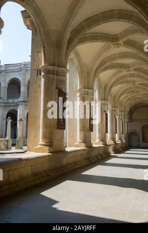 Il cortile del Museo Delle Culture di Oaxaca, che si trova in un ex monastero vicino alla Chiesa di Santo Domingo de Guzman nella città di Foto Stock