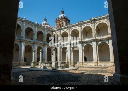 Il cortile del Museo Delle Culture di Oaxaca, che si trova in un ex monastero vicino alla Chiesa di Santo Domingo de Guzman nella città di Foto Stock