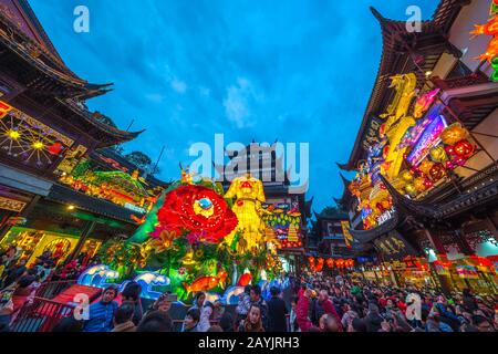 Shanghai, Cina - 14 febbraio 2018: Il famoso Giardino Yu a Shanghai, Cina, un'area commerciale tradizionale con un edificio storico. Foto Stock