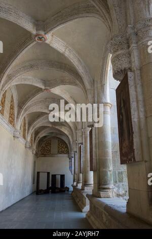 Dettaglio dell'architettura nel cortile del Museo Delle Culture di Oaxaca, che si trova in un ex monastero accanto alla Chiesa di Santo Do Foto Stock