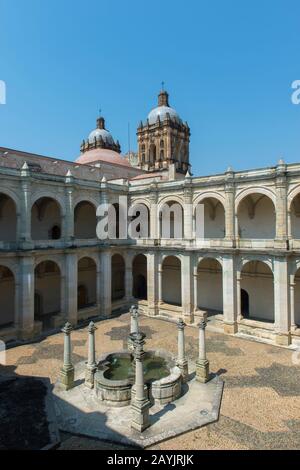 Il cortile del Museo Delle Culture di Oaxaca, che si trova in un ex monastero vicino alla Chiesa di Santo Domingo de Guzman nella città di Foto Stock