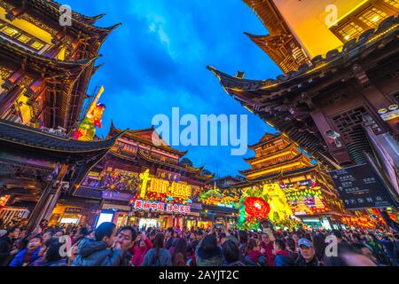 Shanghai, Cina - 14 febbraio 2018: Il famoso Giardino Yu a Shanghai, Cina, un'area commerciale tradizionale con un edificio storico. Foto Stock