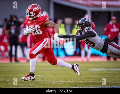 Washington DC, Stati Uniti. 15th Feb, 2020. 15 febbraio 2020: DC Defenders Running back Jhurell Pressley (26) prende il Carry Outside per una prima volta durante il gioco tra i Guardiani di New York e D.C. Defenders tenuto presso Audi Field a Washington, DC. Credito: Cal Sport Media/Alamy Live News Foto Stock