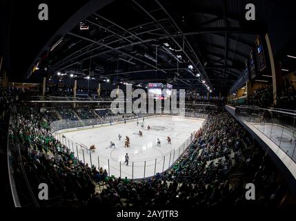 South Bend, Indiana, Stati Uniti. 15th Feb, 2020. Una vista generale durante l'azione di gioco di hockey NCAA tra i Minnesota Golden Gophers e la Notre Dame Fighting Irlandese alla Compton Family Ice Arena a South Bend, Indiana. John Mersits/Csm/Alamy Live News Foto Stock