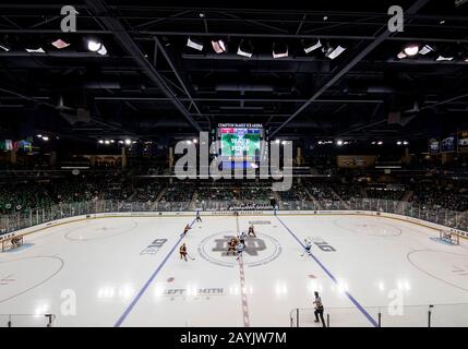 South Bend, Indiana, Stati Uniti. 15th Feb, 2020. Una vista generale durante l'azione di gioco di hockey NCAA tra i Minnesota Golden Gophers e la Notre Dame Fighting Irlandese alla Compton Family Ice Arena a South Bend, Indiana. John Mersits/Csm/Alamy Live News Foto Stock