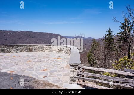 Una pietra si affaccia è uno dei molti luoghi dove i visitatori possono tirare sopra per godere delle fantastiche vedute al Grandfather Mountain state Park in NC. Foto Stock