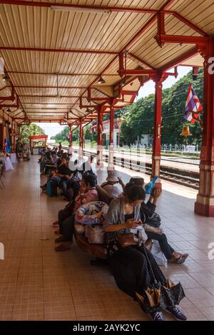 Hua Hin, Thailandia - 9th ottobre 2017: Passeggeri in attesa di un treno. La stazione si trova sulla linea principale da Bangkok. Foto Stock