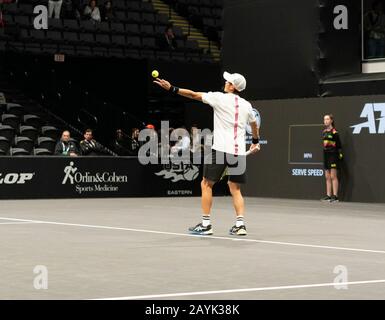 Hempstead, Stati Uniti. 15th Feb, 2020. Jason Jung di Taipei serve durante la semifinale partita contro Andreas Seppi in Italia all'ATP 250 New York Open 2020 torneo di tennis al Nassau Coliseum, Seppi Won Match (Photo by Lev Radin/Pacific Press) Credit: Pacific Press Agency/Alamy Live News Foto Stock