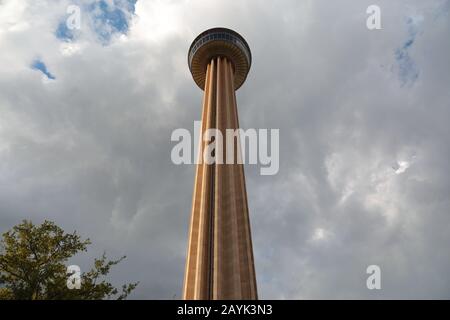 San Antonio, Texas USA - 16 ottobre 2016: Vista dalla parte inferiore della Torre delle Americhe. Torre di osservazione e ristorante nel centro di SanAntonio Foto Stock