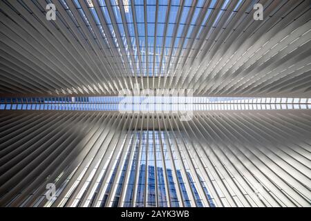 New York, NY USA - 30 giugno 2018: Vista al tetto del World Trade Center Transportation Hub dall'interno, noto anche come Oculus Foto Stock