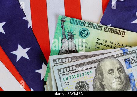 USA dollaro contanti banconote stimolo economico tassa di ritorno con bandiera USA Foto Stock