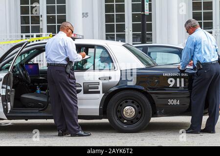 Miami Beach Florida, Ocean Drive, sparare scena del crimine, omicidio, polizia, poliziotto, detective, veicolo, auto, FL101122099 Foto Stock