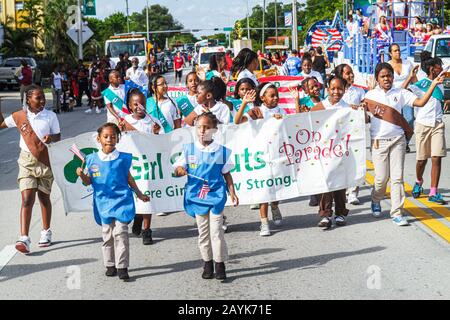 Miami Florida,North Miami,Winternational Thanksgiving Day Parade,NE 125th Street,celebrazione locale,studenti neri Girl Scouts,FL101129009 Foto Stock