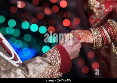 Primo piano di sposa indiana e sposo al giorno del matrimonio Foto Stock