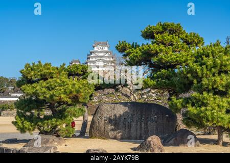 Himeji Castello in cielo blu chiaro giorno di sole, come noto come Hakuro-jo o Shirasagi-jo (White Egret o White Heron Castle) Foto Stock