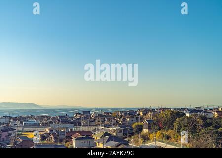 Akashi città paesaggio in tempo di tramonto con cielo blu chiaro sfondo. Prefettura Di Hyogo, Giappone Foto Stock