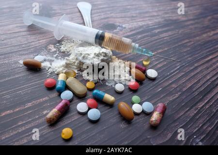 concetto di abuso di droga con pillola e siringa Foto Stock
