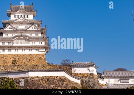 Himeji Castello in cielo blu chiaro giorno di sole, come noto come Hakuro-jo o Shirasagi-jo (White Egret o White Heron Castle) Foto Stock