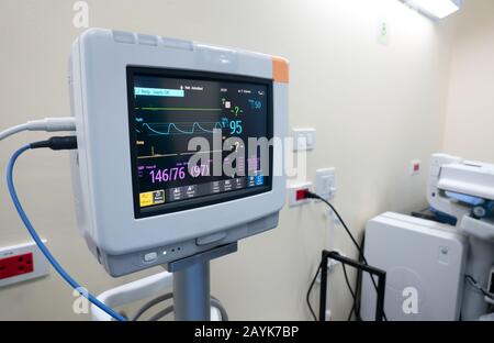 Monitor della frequenza cardiaca nella sala paziente, un monitor medico che visualizza i segni vitali Foto Stock