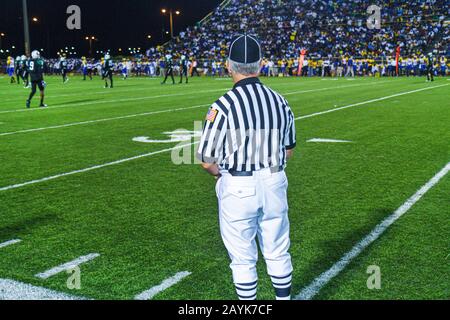 Miami Florida,Miami Dade College North Campus,Traz Powell Stadium,partita di football delle scuole superiori,Northwestern vs Central,arbitro,ufficiale,a strisce Foto Stock