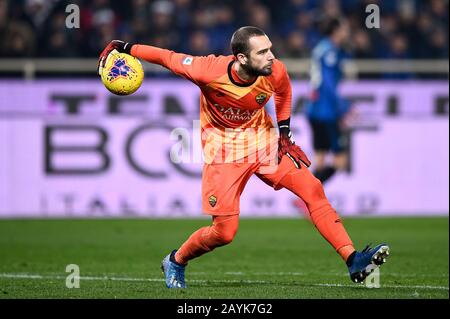 Bergamo, Italia - 15 febbraio 2020: Pau Lopez di AS Roma in azione durante la Serie A partita di calcio tra Atalanta BC e AS Roma. Atalanta BC ha vinto 2-1 come Roma. Credito: Nicolò Campo/Alamy Live News Foto Stock