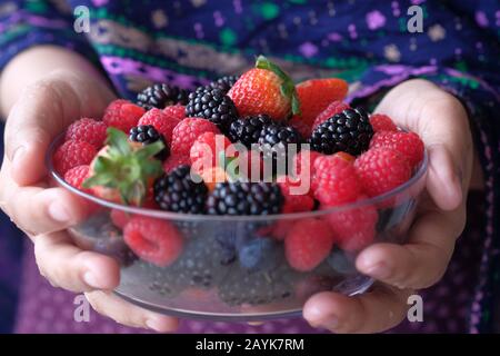 primo piano di frutti di bosco freschi in una ciotola, Foto Stock