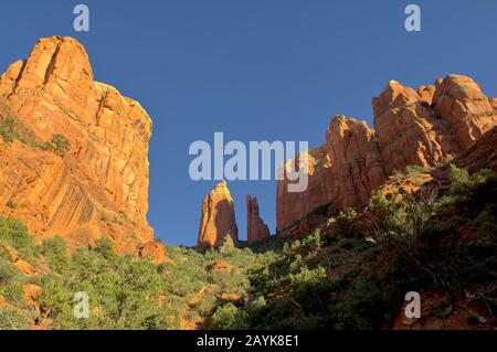 La roccia della Cattedrale di Sedona si vedeva da un sentiero nascosto che ho trovato fuori dal sentiero principale. Foto Stock