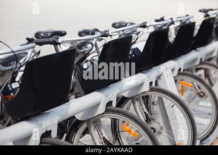 Noleggio di biciclette da cellulare, concept di trasporto turistico a Mosca Foto Stock