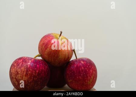 Un mucchio di mele. La mela è lo pseudo-frutto della mela (Malus domestica), un albero della famiglia Rosaceae. È uno dei più coltivati a Foto Stock