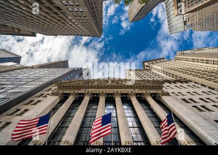 New YORK, Stati Uniti - 10 OTTOBRE: Quartiere finanziario edifici della città al di fuori della Borsa di New York edificio a Wall Street il 10 ottobre 2019 a New Foto Stock