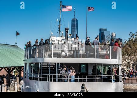 New YORK, USA - 10 OTTOBRE: Traghetto per arrivare a Liberty Island, una popolare destinazione turistica dove le persone vengono a vedere la statua della libertà a ottobre Foto Stock