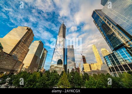New YORK, USA - 10 OTTOBRE: Vista Del Grattacielo One World Trade Center e degli edifici del distretto finanziario il 10 ottobre 2019 a New York Foto Stock