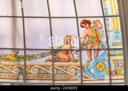 Nizza, Francia - 27 maggio 2017: Vetrate decorate sul soffitto del Grand Salon Royal Lounge nel lussuoso hotel Negresco Foto Stock