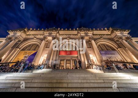 New YORK, USA - 12 OTTOBRE: Questo è l'ingresso al Museo di Arte Moderna, un famoso museo sulla 5th Avenue il 12 ottobre 2019 a New York Foto Stock