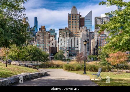 New YORK, Stati Uniti - 13 OTTOBRE: Questa è una vista di un percorso panoramico a piedi su Four libertà Park a Roosevelt Island il 13 ottobre 2019 a New York Foto Stock