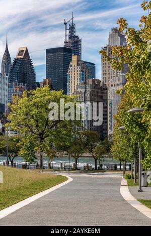 New YORK, USA - 13 OTTOBRE: Percorso a piedi in Four libertà Park su Roosevelt Island con una vista degli edifici di Manhattan City in lontananza il mese di ottobre Foto Stock