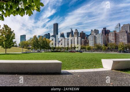 New YORK, Stati Uniti - 13 OTTOBRE: Vista degli edifici della città di Upper East Side Manhattan lungo il lungomare preso da Isola di eltet il 13 ottobre 2019 in Foto Stock