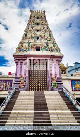 Johor Bahru Malesia - Giugno 2017. Le scale conducono al colorato tempio che ha divinità statue sul tetto. Foto Stock